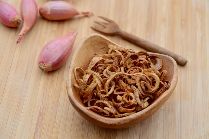 Bawang merah goreng, rasanya gurih dan manis untuk taburan atau camilan
