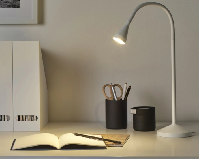 Lampu meja (desk lamp): Kukuh dan memiliki fitur yang lebih lengkap