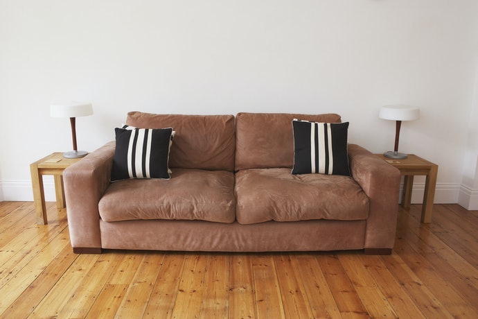 Sofa lantai: Alternatif untuk membuat ruangan tidak terasa sempit
