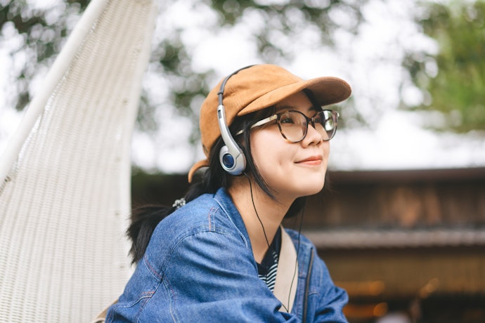 On-ear: Lebih compact di telinga dan lebih ringan di kepala