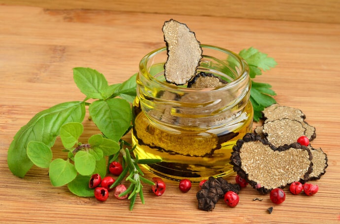 Truffle oil dengan rendaman jamur truffle asli, rasa dan aromanya lebih autentik