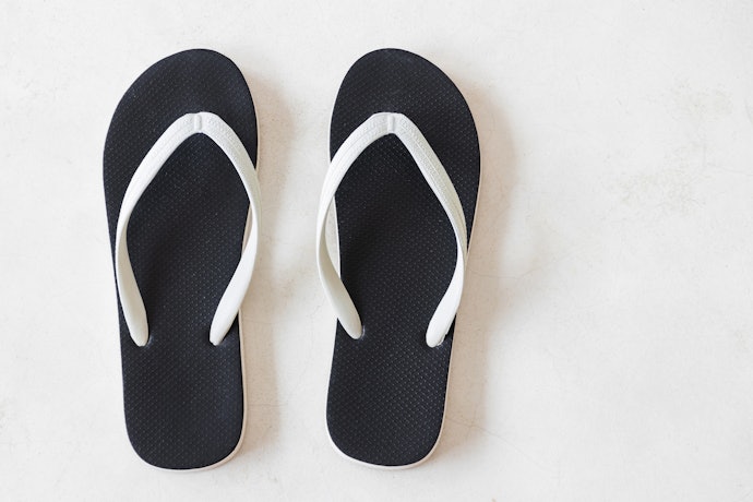 Untuk memberikan stabilitas ekstra, gunakan sandal berbahan karet, PVC, atau EVA