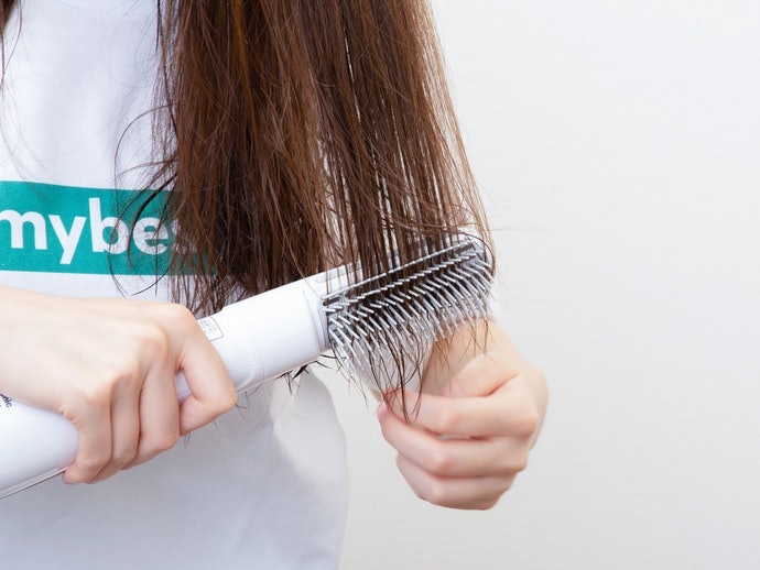 Untuk menghindari kerusakan rambut, pilih yang tidak menimbulkan listrik statis