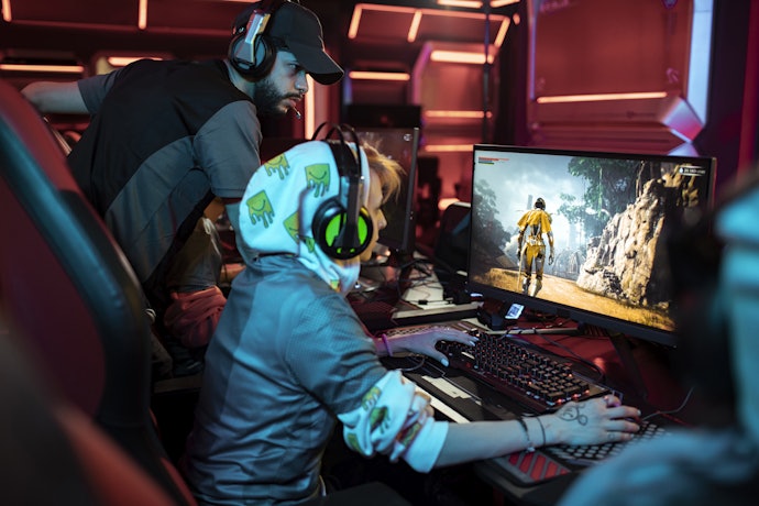 Monitor dengan nilai refresh rate tinggi dan response time yang rendah, sesuai untuk gaming