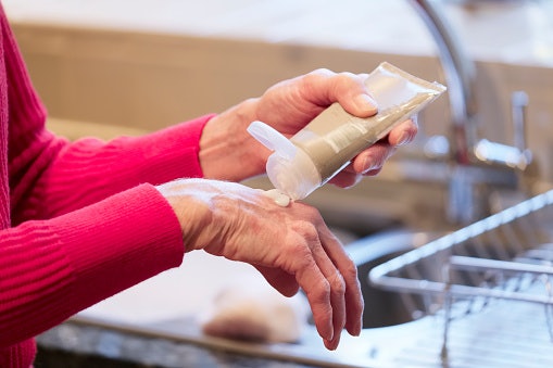 Personal care, menunjang nenek untuk merawat tubuhnya