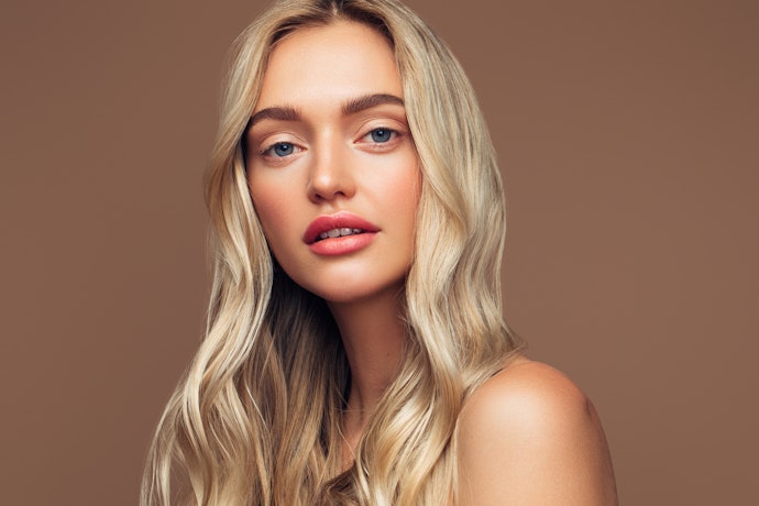 Cool undertone: Coba cat rambut dengan pigmentasi warna dingin