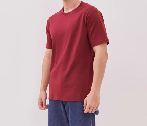 Kaos polos merah atau warna terang lainnya, dapat memberikan kesan ceria