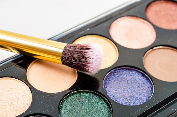 Pressed glitter makeup, menawarkan harga yang lebih terjangkau