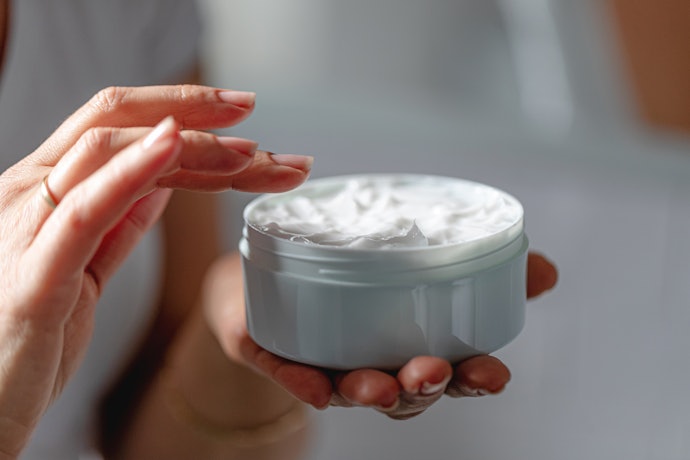 Kaya pelembap: Kombinasi ceramide, glycerin, atau hyaluronic acid