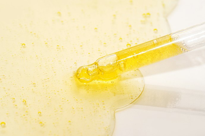 Untuk kulit berjerawat: Pilih yang punya kandungan anti-inflamasi, seperti salicylic acid dan niacinamide