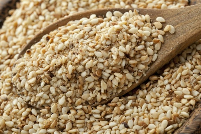 Wijen berbumbu, taburan penambah rasa di atas nasi