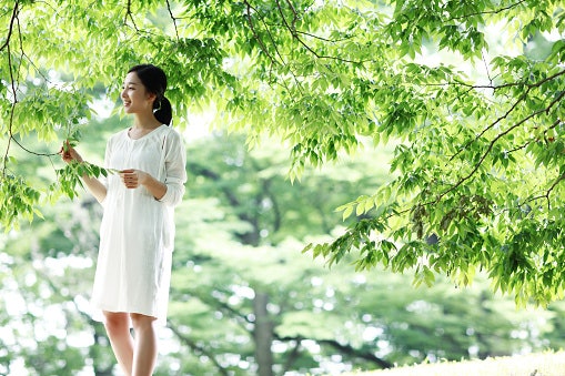 Tubuh mungil dan pendek: Pilih dress yang pas di badan