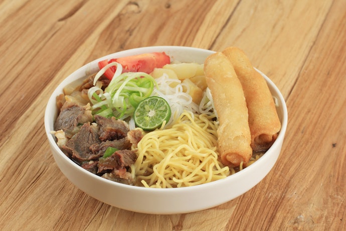 Soto mi Bogor: Soto yang disajikan dengan risoles dan mi kuning