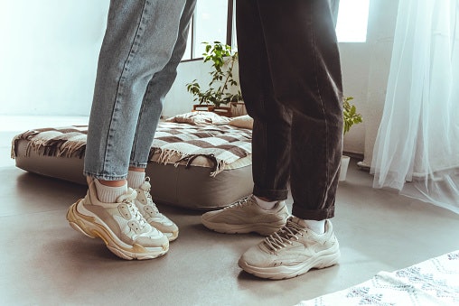 Sneakers: Terlihat simpel dan sporty