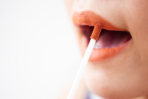 Jika Anda ingin terlihat natural untuk pemakaian sehari-hari, pilih lip tint dengan finishing matte