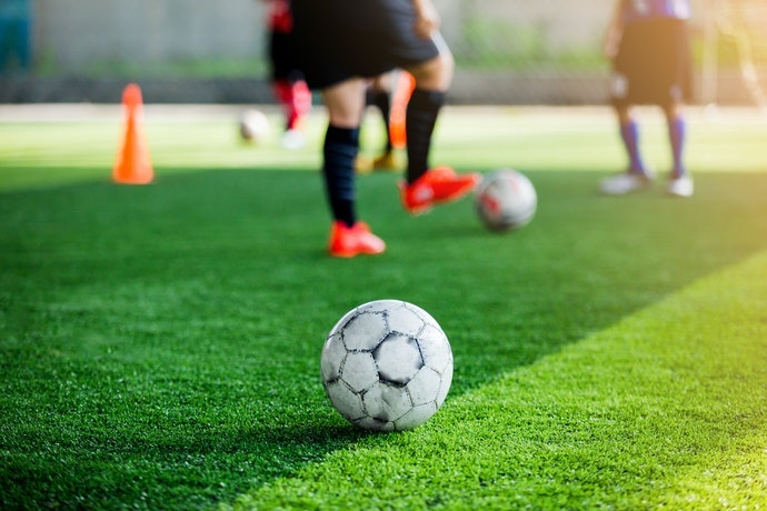 Sepatu TF: Saat bermain di lapangan rumput sintetis