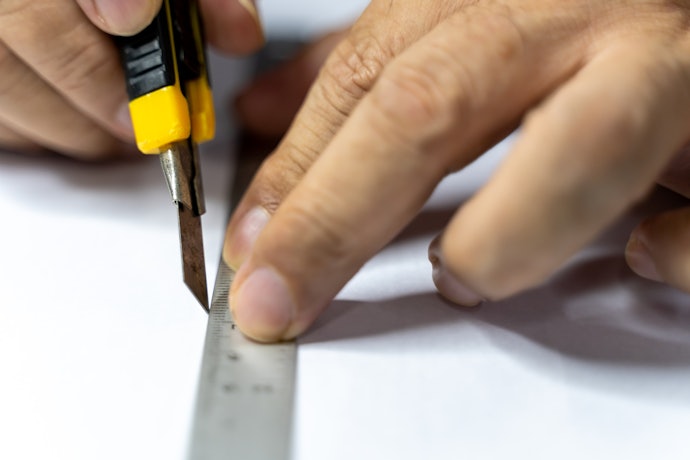 Penggaris untuk memotong dan merobek, membantu pekerjaan cutting