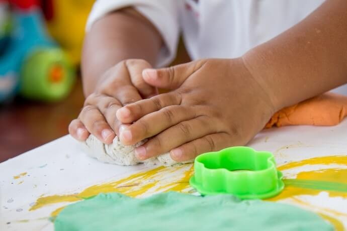 Mainan playdough dan clay, untuk stimulasi motorik halus dan pra-menulis