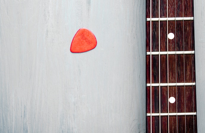 Nilon, bahan pick untuk suara gitar yang lembut dan bulat