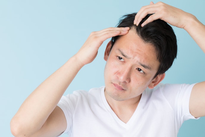 Hindari kandungan alkohol karena bisa membuat rambut makin kering