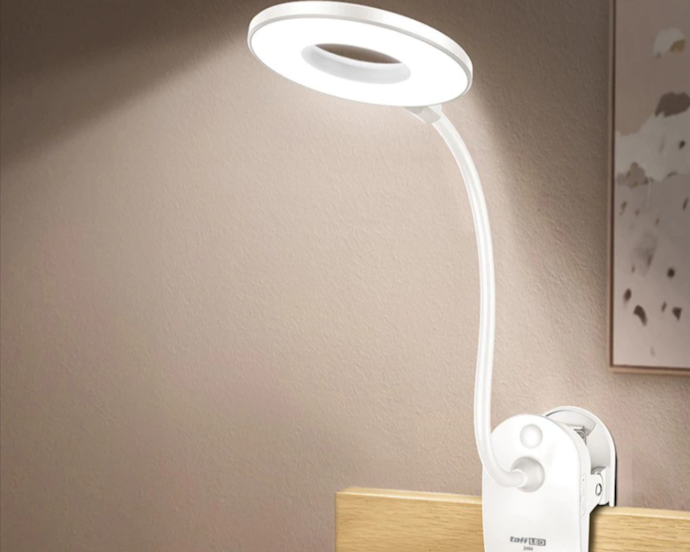 Lampu jepit (clip-on lamp): Bisa di pasang di banyak tempat dan lebih portable