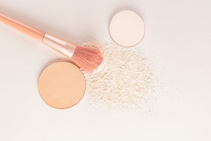 Namun, jika Anda pakai bedak bayi untuk finishing makeup, utamakan yang berbahan dasar talc