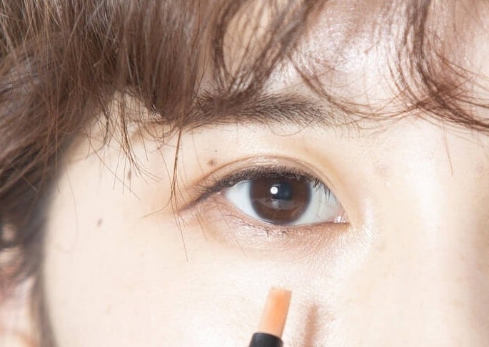 Concealer warna aprikot, peach, orange, atau pink: Cocok untuk kantong mata kebiruan/kehijauan