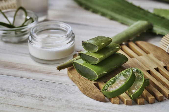 Jaga kelembapan rambut keriting Anda dengan sampo yang memiliki kandungan Aloe vera, jojoba oil, coconut oil, atau grapeseed oil