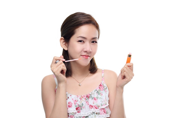 Untuk pemakaian sehari-hari, cari lip tint dengan finishing satin agar bibir kering tampak sehat