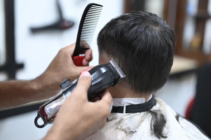 Agar hasilnya lebih rapi, pakailah sisir yang lebih tipis dan datar