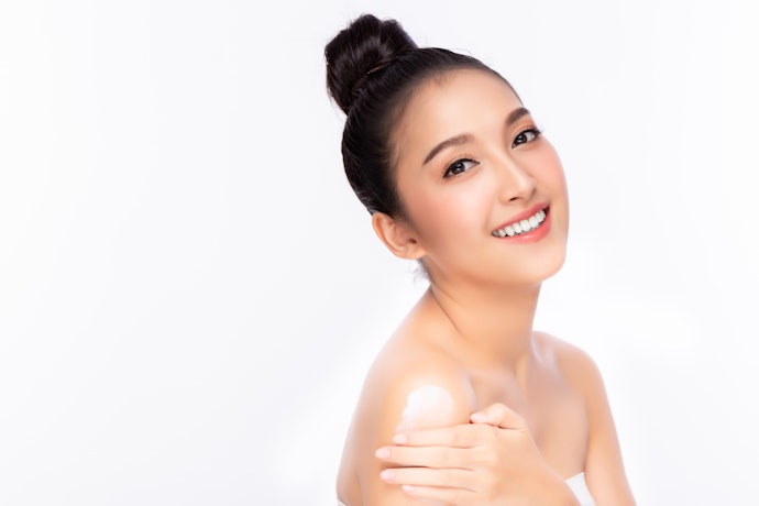 Untuk mencerahkan kulit: Pilih body serum yang mengandung niacinamide dan glutathione