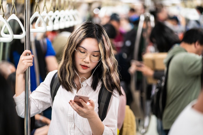 Untuk koneksi yang lebih stabil, utamakan earphone kabel