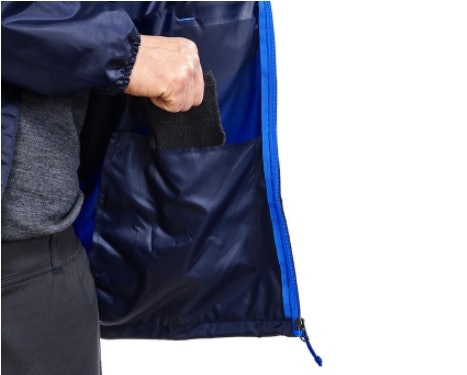 Saku di bagian dalam jaket untuk menjaga barang bawaan yang penting