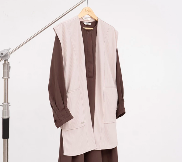 Sleeveless: Berbentuk seperti rompi