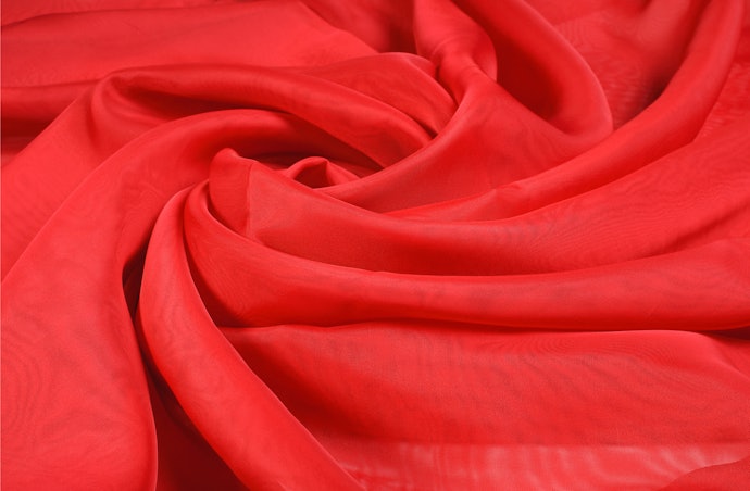 Bahan sifon, lebih ringan sehingga memberi kesan jatuh