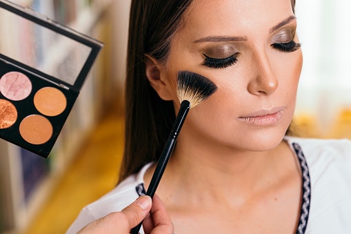 Kulit normal to oily: Powder highlighter membuat riasan lebih tahan lama