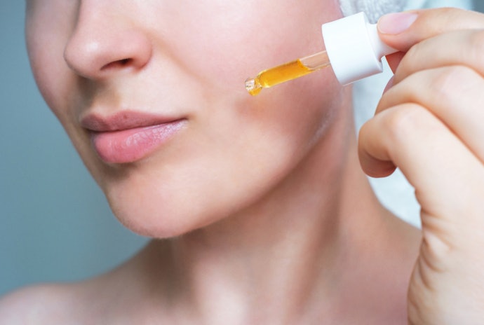 Akan lebih baik jika mengutamakan kandungan 3-0-ethylated ascorbic acid atau sodium ascorbyl phosphate yang lebih stabil