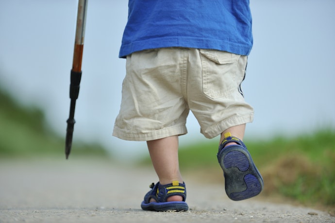 Sandal yang bisa bunyi, membuat bayi jadi makin semangat belajar jalan