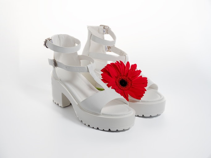 Sepatu sandal, bikin OOTD terkesan chic dan casual