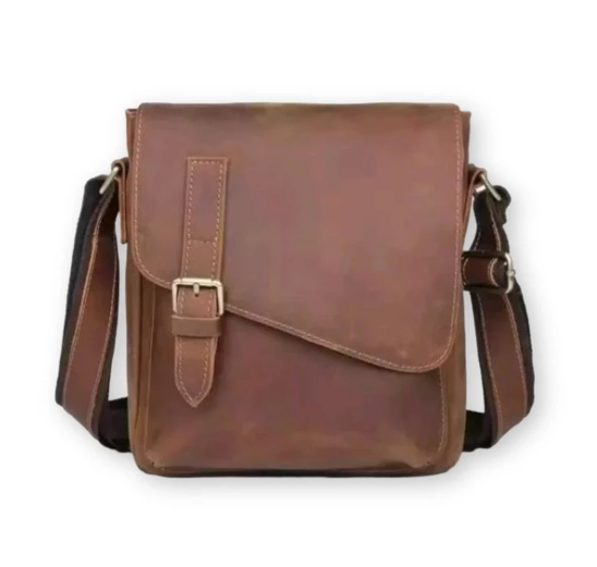 Rivanial: Dilengkapi flap dan buckle strap sehingga isi tas lebih aman dengan harga yang lebih terjangkau