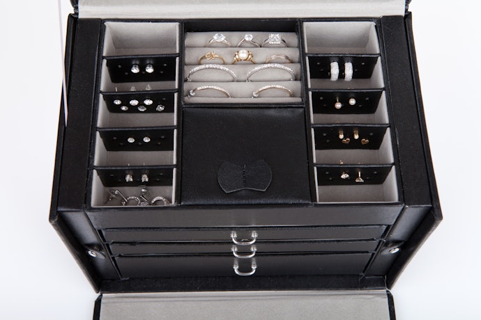 Box, bisa menjaga kebersihan anting