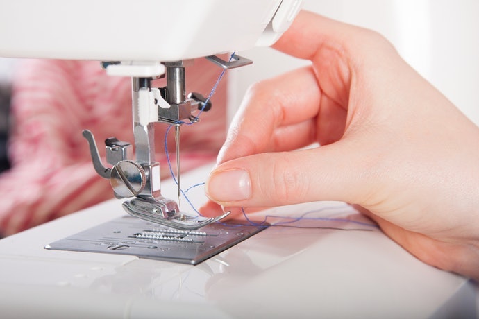 Drop-in bobbin dan automatic needle threader, memasang benang bawah dengan lebih cepat