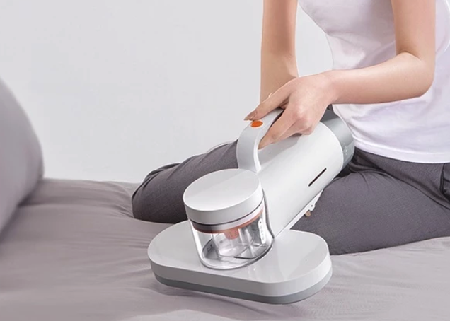 Tipe handheld: Bentuk kecilnya mudah digenggam untuk membersihkan meja, sofa, dan interior mobil