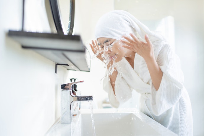 Untuk mengatasi flek hitam, pilih sabun muka batangan dengan pencerah, seperti niacinamide, arbutin, kojic acid, atau licorice extract
