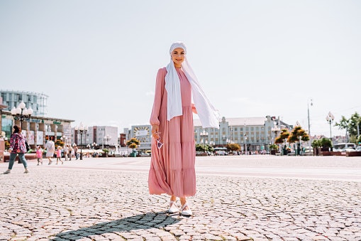 Untuk tubuh kurus: Gamis dengan aksen ruffle