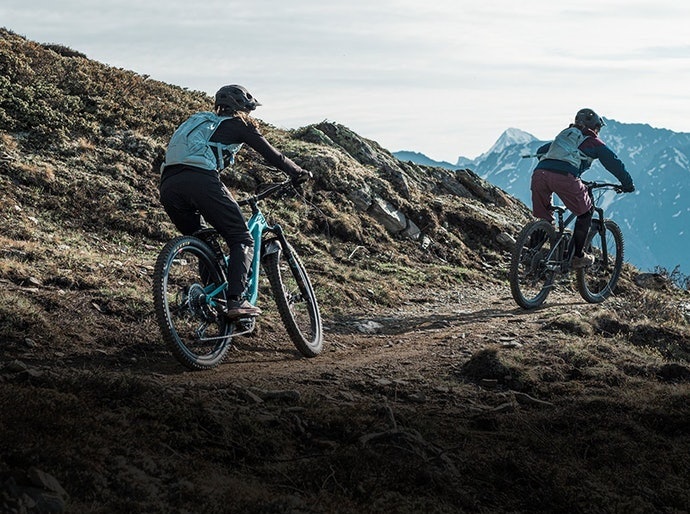 Biking backpacks, ada yang dilengkapi hydration pack untuk memenuhi kebutuhan air