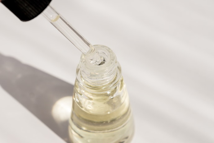 Namun, jika jerawat timbul karena kulit berminyak, utamakan salicylic acid dan niacinamide saja
