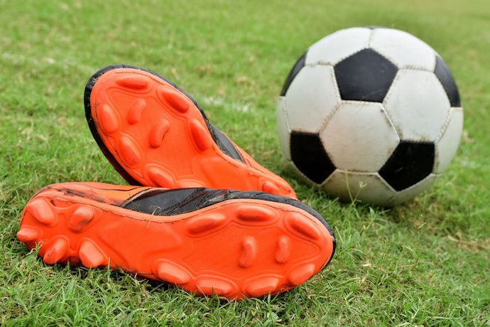 Sepatu FG (firm ground), cocok juga untuk rumput natural