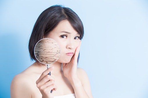 Pertimbangkan juga ada tidaknya hyaluronic acid dan gliserin: Pelembap humektan yang menarik air dan menjaga kelembapan kulit