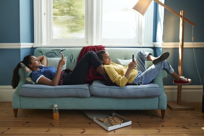 Sofa dengan panjang lebih dari 140 cm nyaman digunakan untuk berbaring